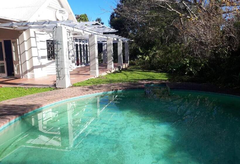 בית, 3 חדרי שינה, Sarah S Place  Heatherlands,george