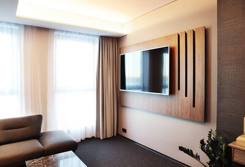 سوییت اجرایی, Reykjavik Saga