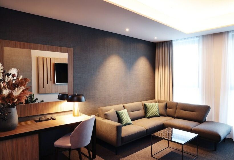 سوییت اجرایی, Reykjavik Saga