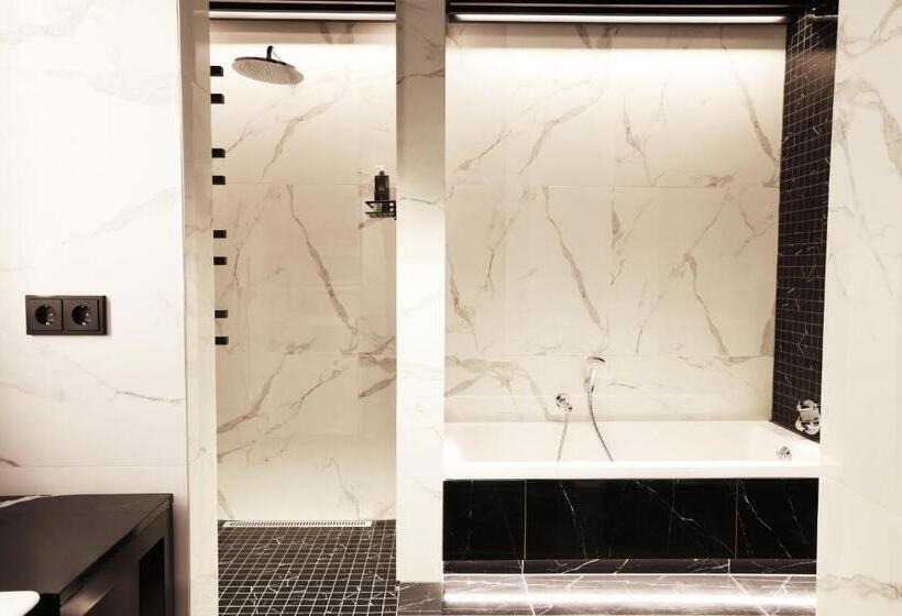 اتاق لوکس خانوادگی, Reykjavik Saga