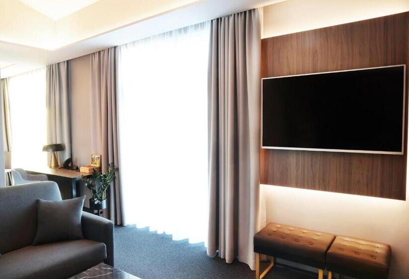 سوییت جونیور, Reykjavik Saga