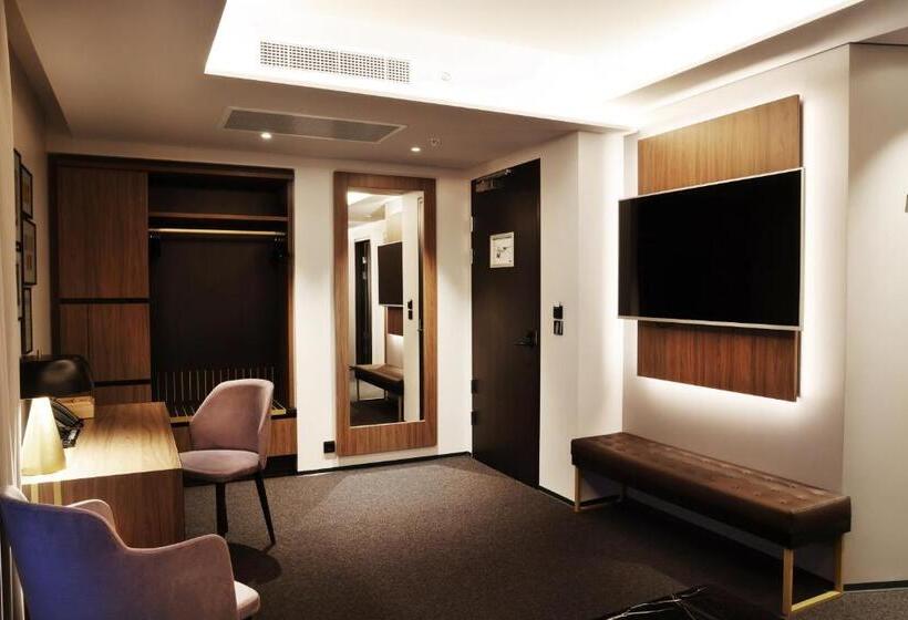 سوییت جونیور, Reykjavik Saga