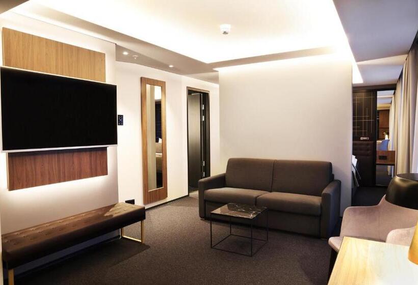 سوییت جونیور, Reykjavik Saga