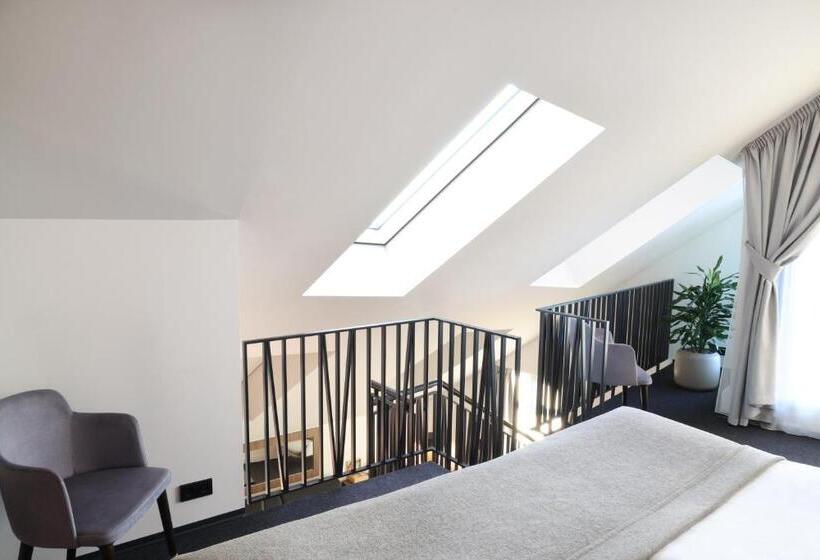 سوییت, Reykjavik Saga