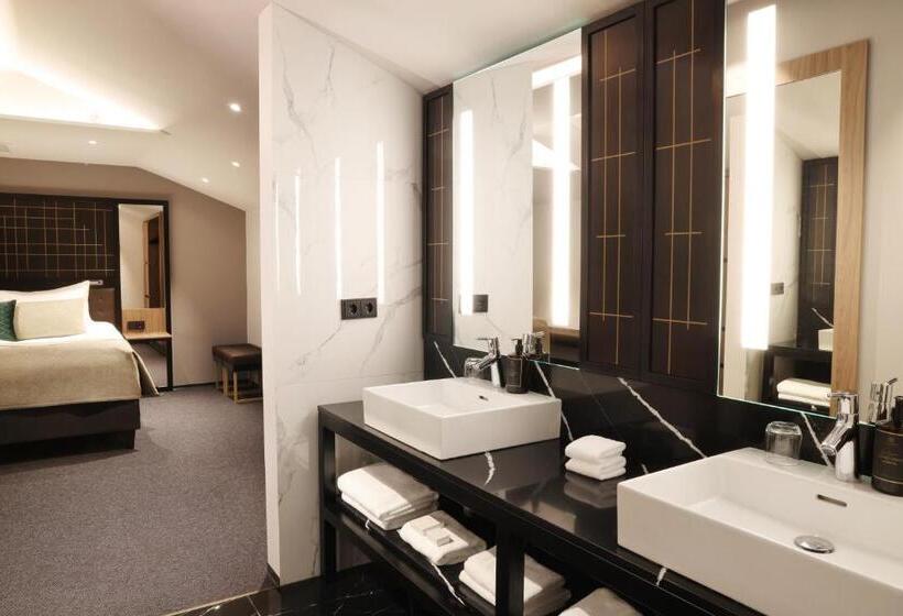 سوییت اجرایی, Reykjavik Saga