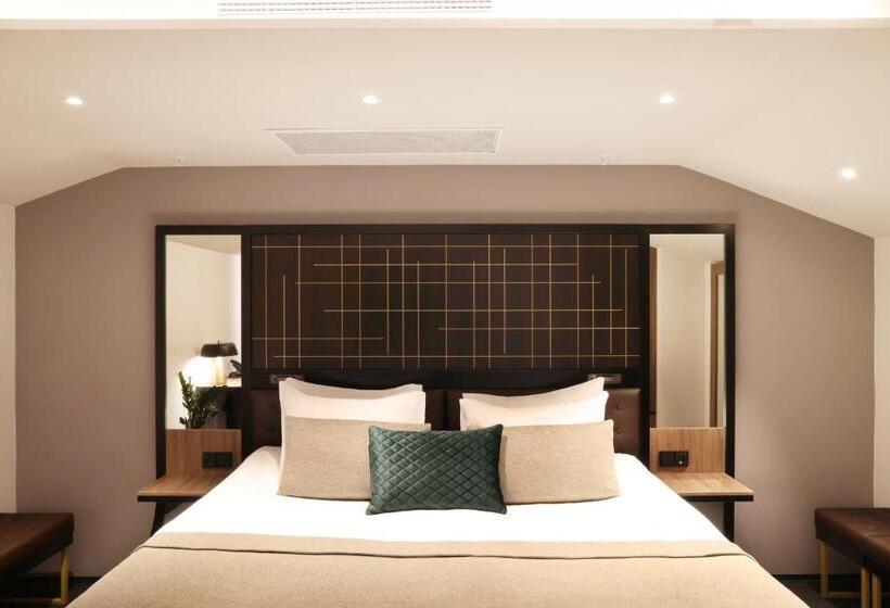 سوییت اجرایی, Reykjavik Saga