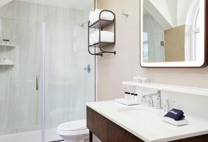 غرفة قياسية سرير كينج, The Chateau Grande