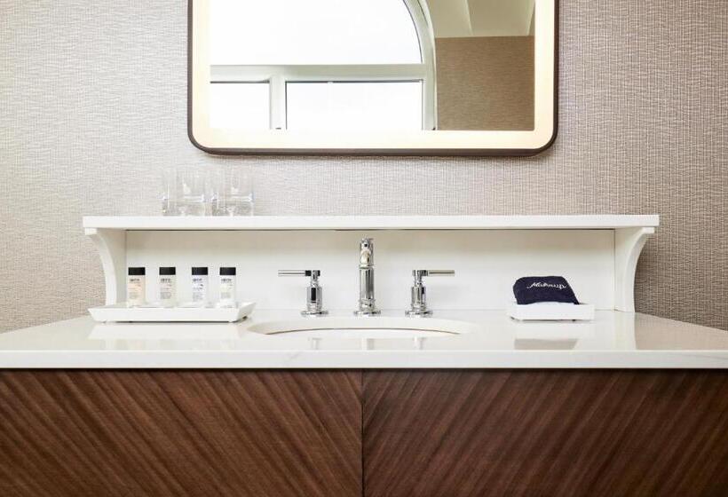 غرفة قياسية لذوى الاحتياجات الخاصة, The Chateau Grande