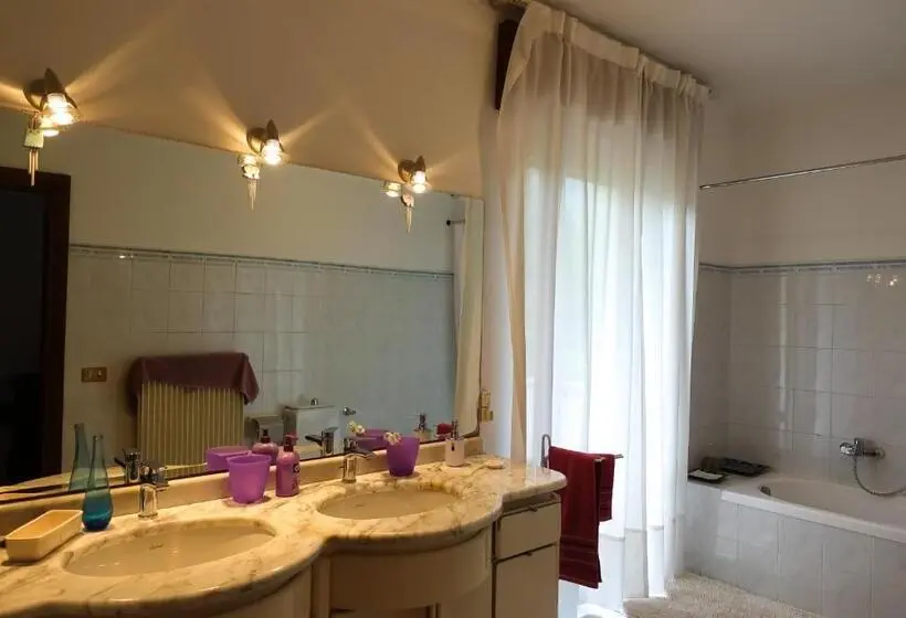 اتاق سه‌نفرۀ استاندارد با سرویس بهداشتی بیرون از اتاق, B&b Piccole Dolomiti