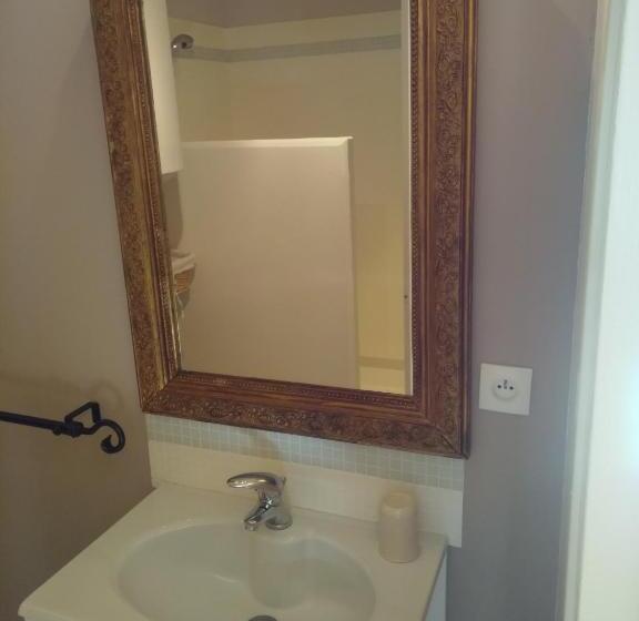 غرفة قياسية, La Charaudière