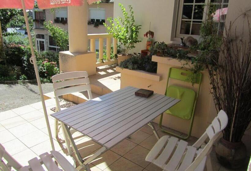 غرفة ديلوكس, Festiane