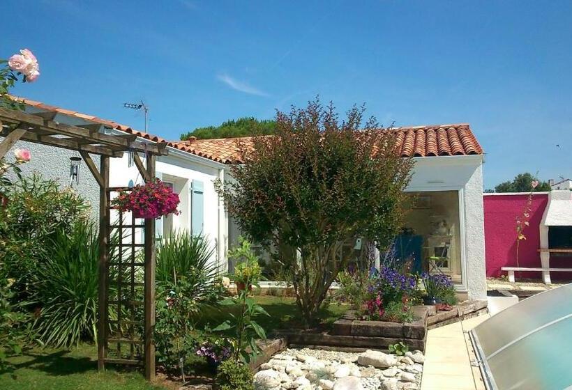 Номер Стандарт Вид на Бассейн, Chambre D Hôtes Armoise