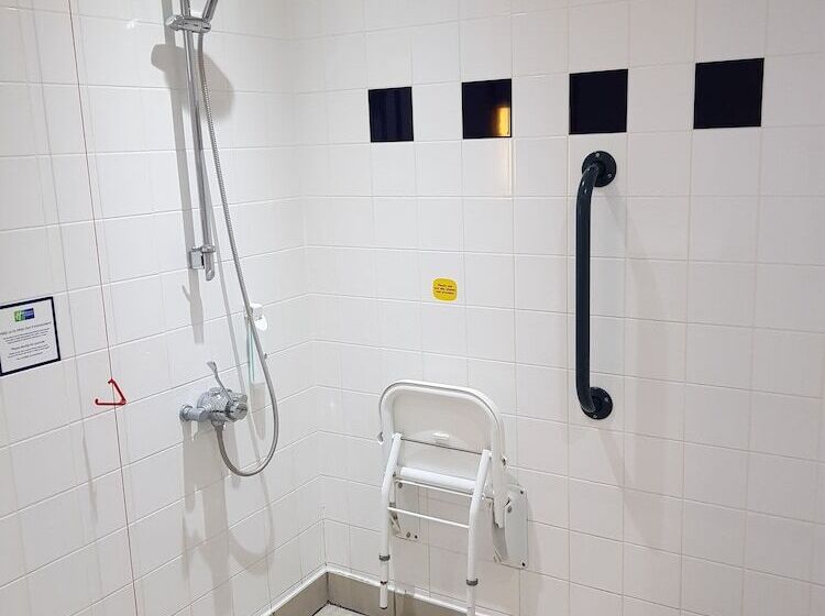 Номер Стандарт Адаптированный для Инвалидов, Holiday Inn Express Rotherham North By Ihg
