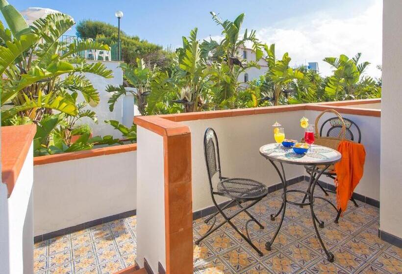 四人标准间, La Scogliera