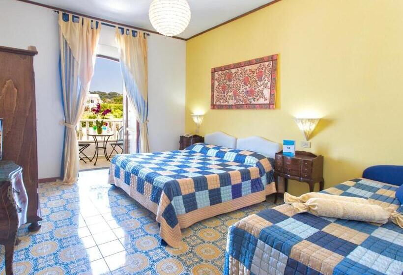 חדר משפחתי צדדי נוף לים, La Scogliera