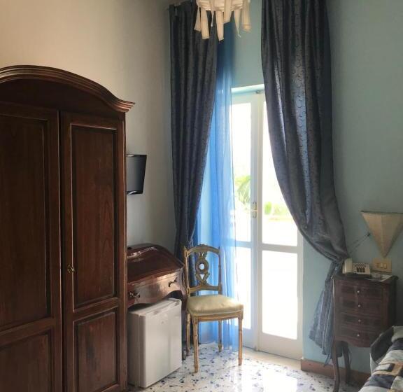 标准单人间, La Scogliera