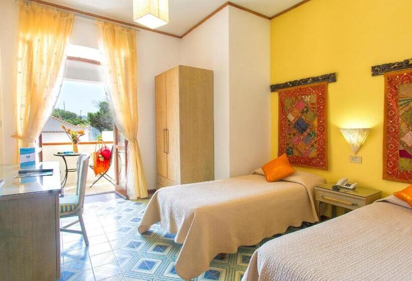 חדר בסיסי לשלושה, La Scogliera