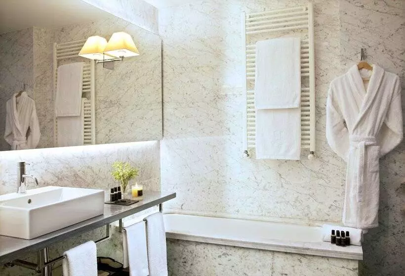 سوئیت جونیور با تراس, Urso Hotel & Spa, A Small Luxury Hotel Of The World
