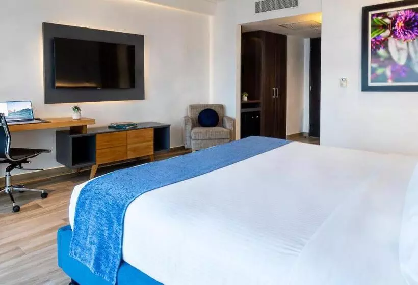 اتاق دلوکس با تخت کینگ و چشم‌انداز, Wyndham Guayaquil, Puerto Santa Ana