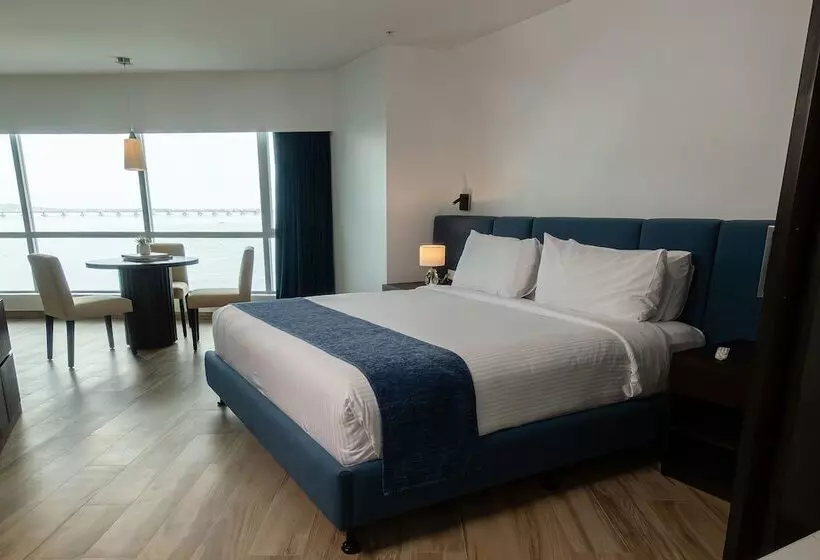 سوییت جونیور, Wyndham Guayaquil, Puerto Santa Ana