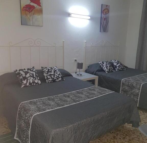 اتاق استاندارد چهارنفره با سرویس بهداشتی مشترک, Hostal Diaz
