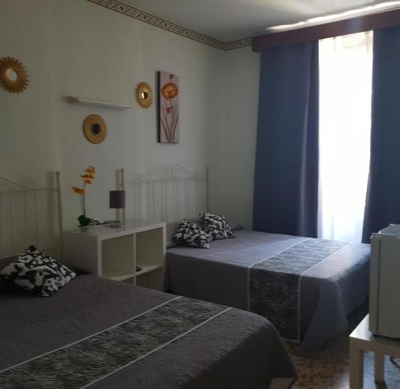 اتاق استاندارد چهارنفره با سرویس بهداشتی مشترک, Hostal Diaz