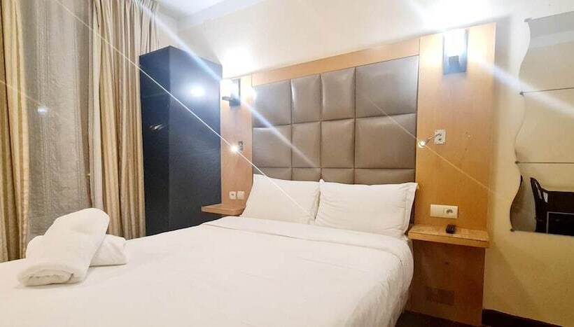Standard Room Shared Bathroom, De France 18