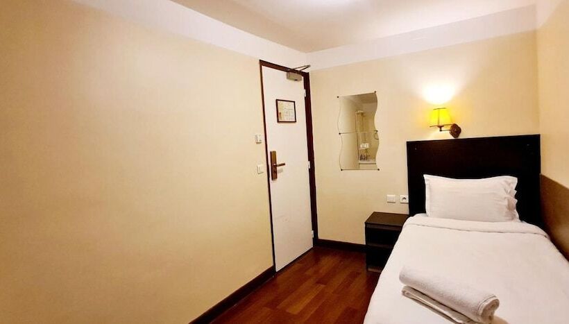 Standard Single Room Shared Bathroom, De France 18