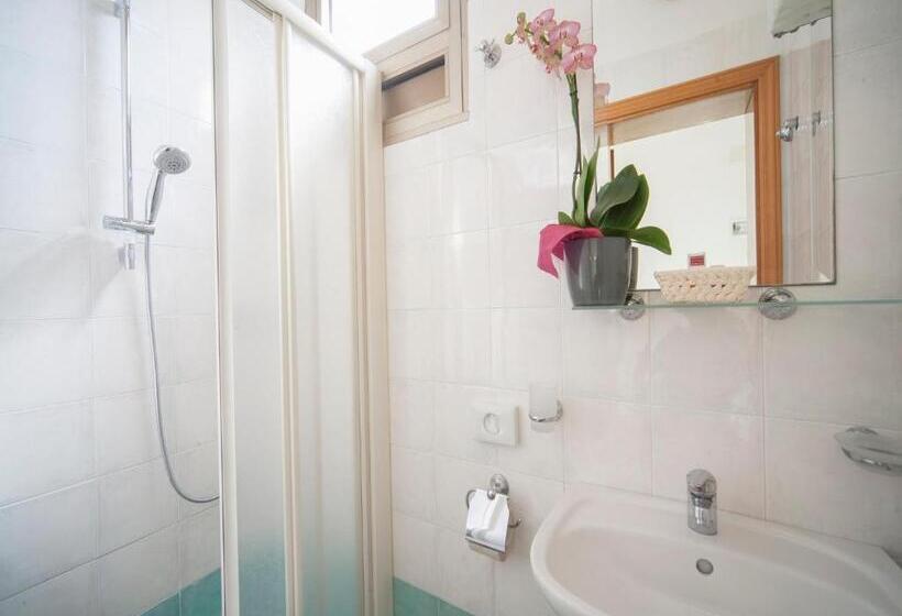 اتاق استاندارد یک نفره, Manola