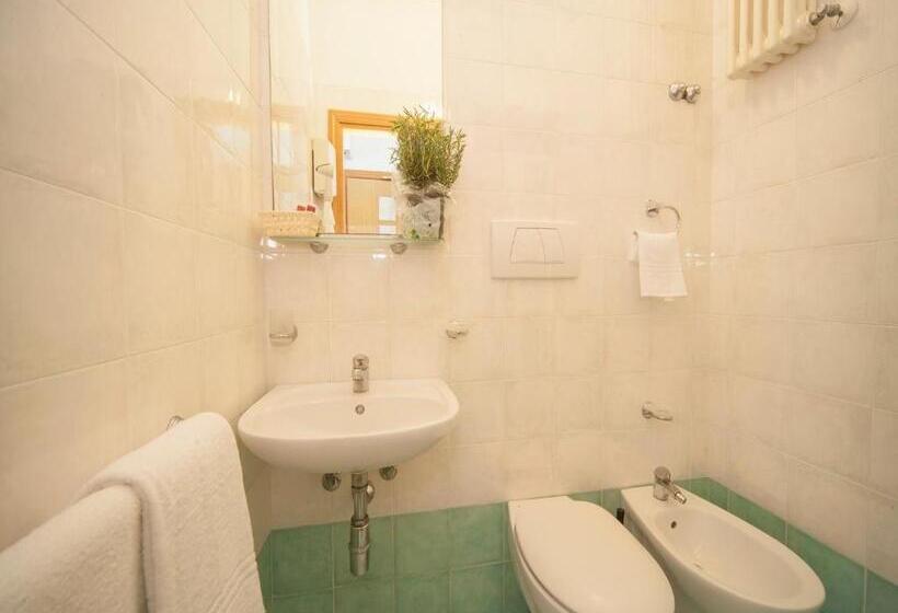 اتاق استاندارد یک نفره, Manola