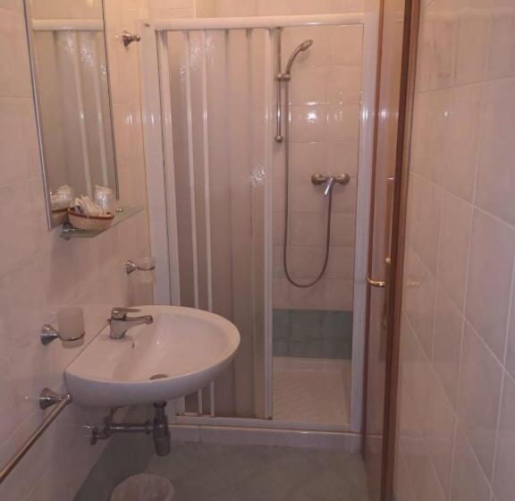 اتاق استاندارد, Manola