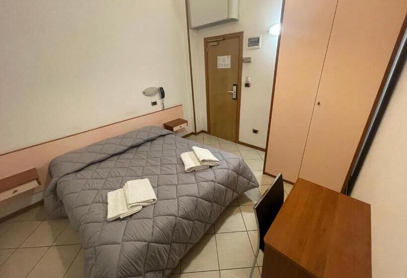 اتاق استاندارد, Manola