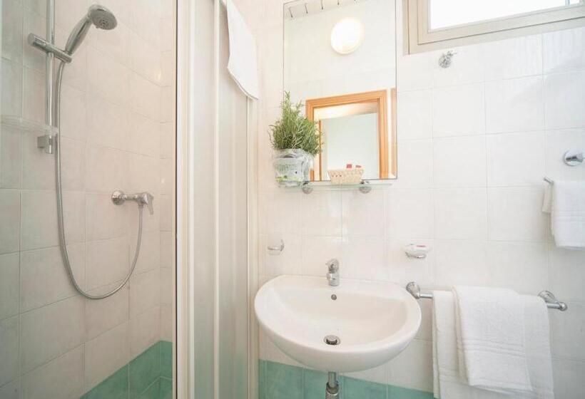 اتاق استاندارد سه نفره, Manola