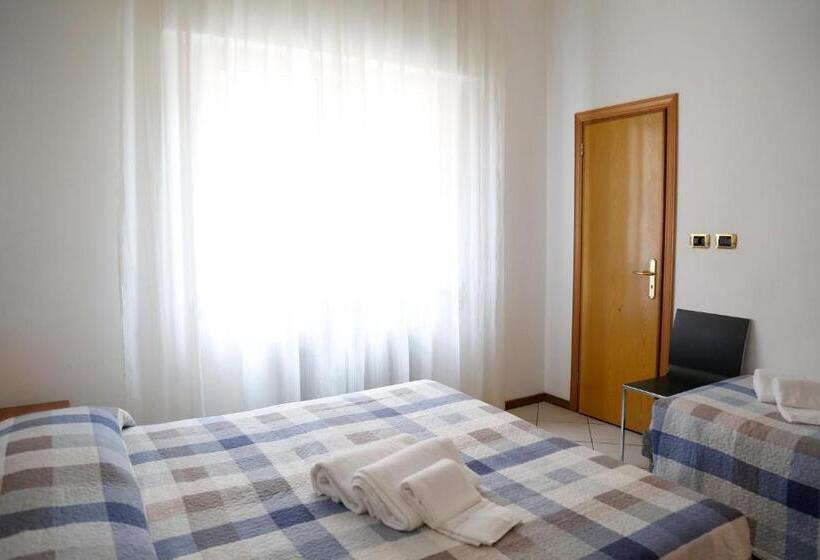 اتاق استاندارد سه نفره, Manola