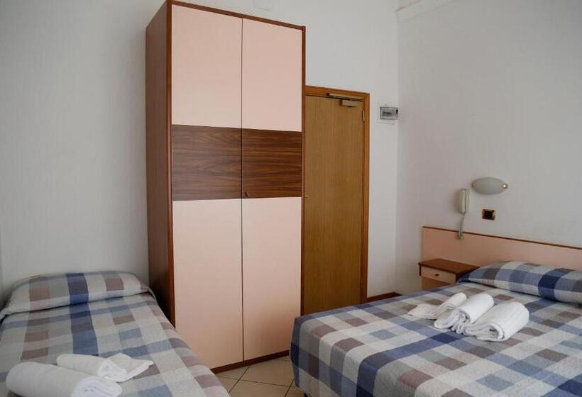 اتاق استاندارد سه نفره, Manola