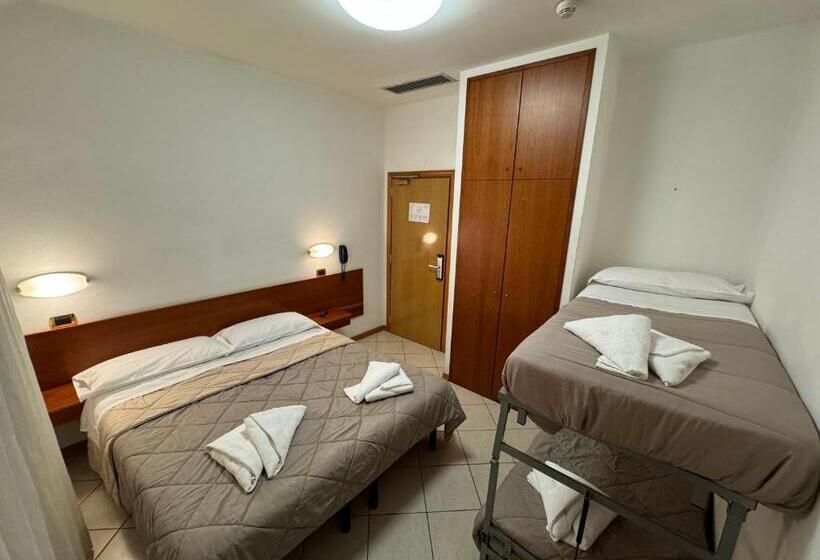 اتاق استاندارد چهار تخته, Manola