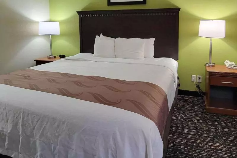 キングサイズベッドのスタンダードルーム, Quality Inn & Suites Quantico