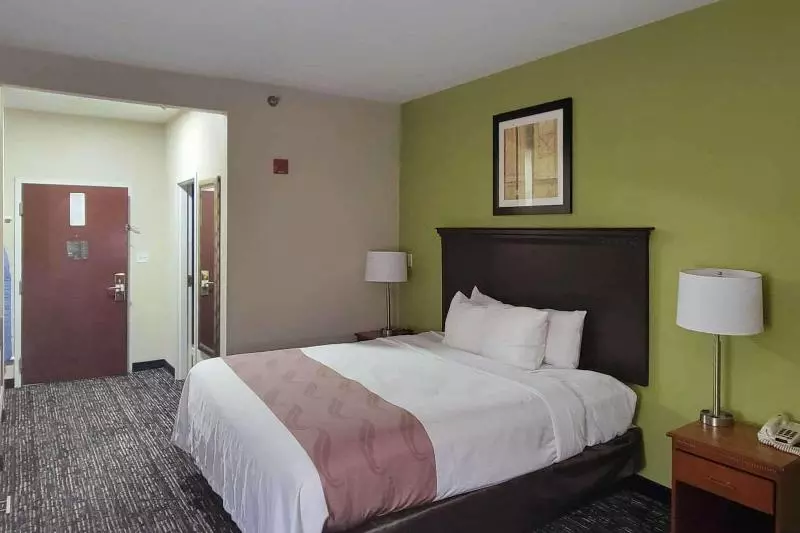 キングサイズベッドのスタンダードルーム, Quality Inn & Suites Quantico