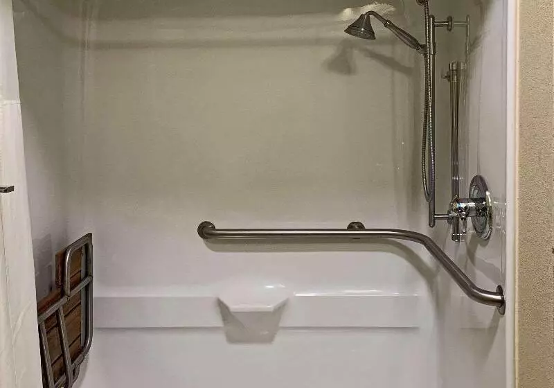 キングサイズベッドのスタンダードルーム, Quality Inn & Suites Quantico