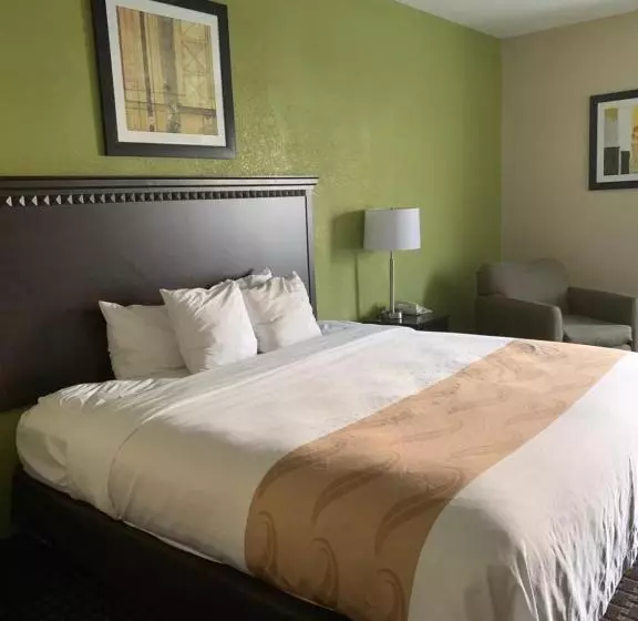 身障者適用キングサイズベッドルーム, Quality Inn & Suites Quantico