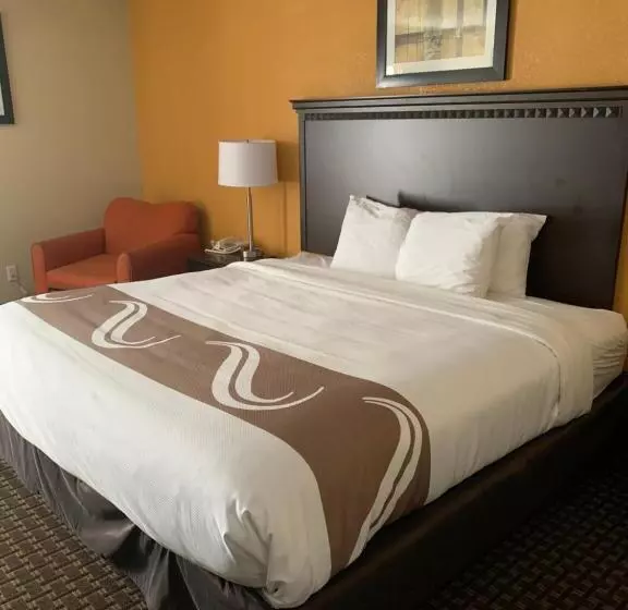 身障者適用キングサイズベッドルーム, Quality Inn & Suites Quantico