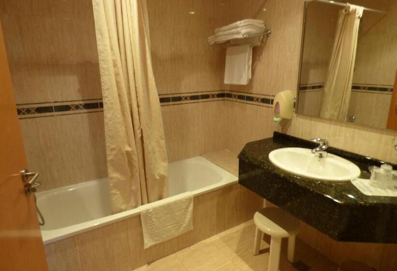 غرفة قياسية ثلاثية, Rostits