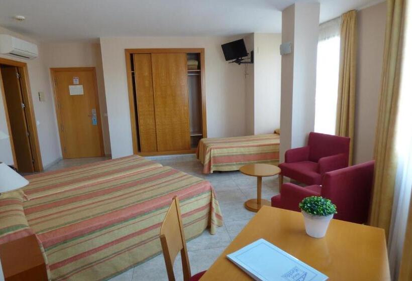 غرفة قياسية ثلاثية, Rostits