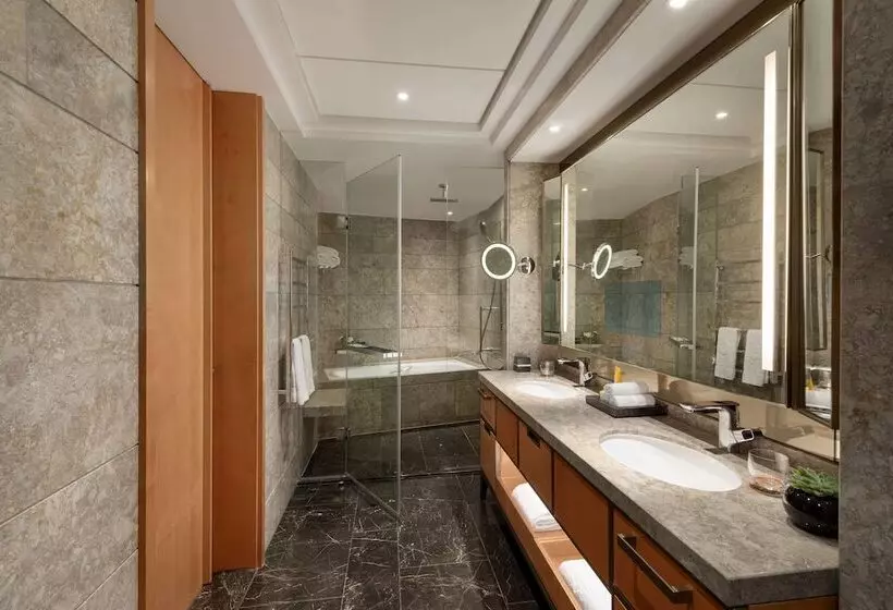 Suite, Shangrila The Shard, London