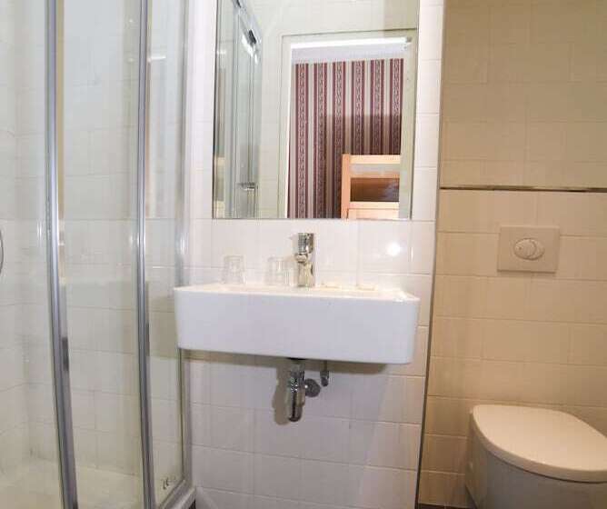 スタンダードトリプルルーム, Sully