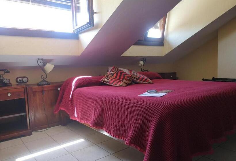 带大床的标准间, Triskel