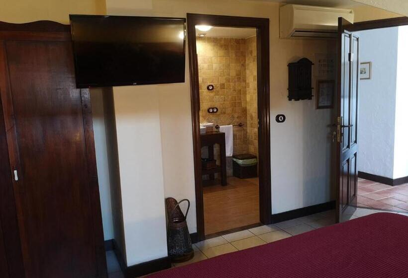 带大床的标准间, Triskel