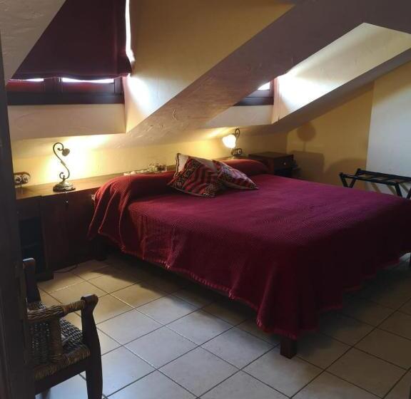 带大床的标准间, Triskel