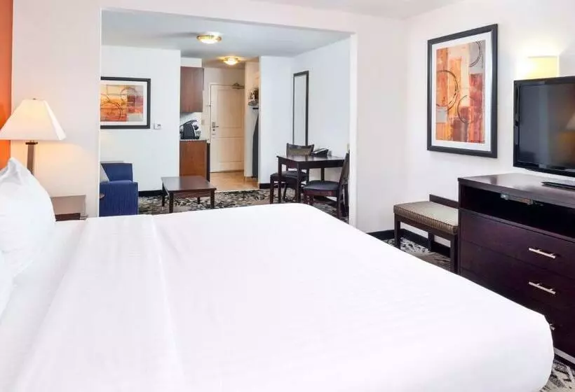 キングサイズベッドのスイートルーム, Holiday Inn Express & Suites Greenfield, An Ihg