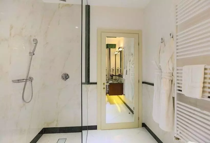 デラックスルーム, International Iasi